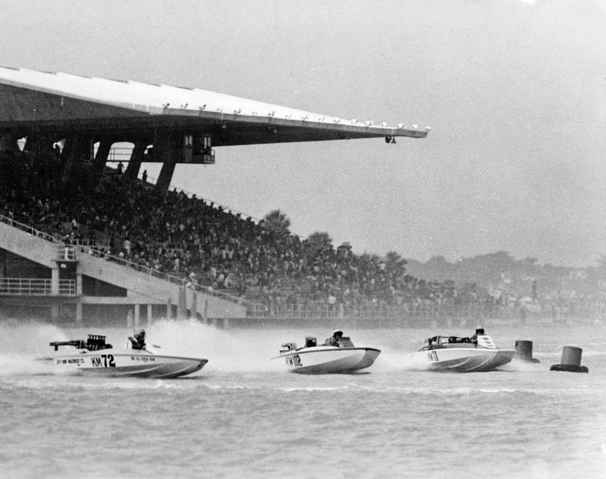 Speedboats racing in the basin